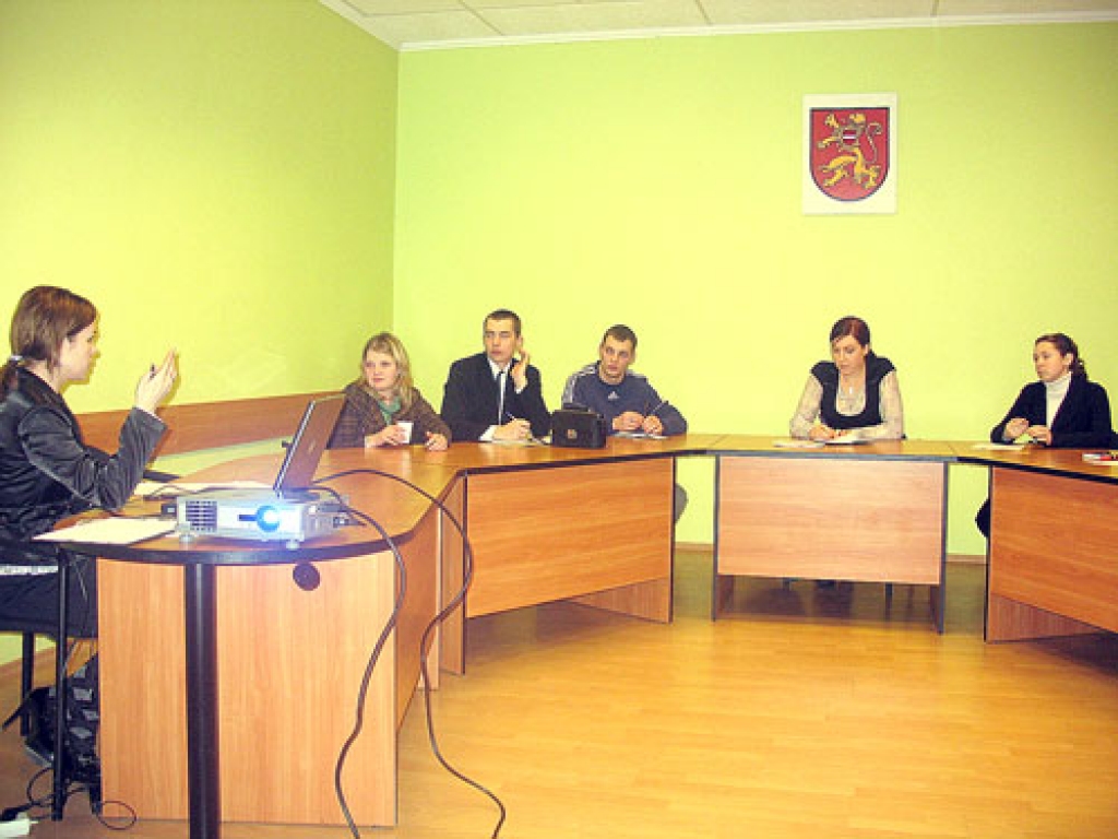 D. Ozola (no kreisās) uzklausa Bauskas jauniešu priekšlikumus par atpūtas un izklaides iespēju dažādošanu pilsētā.
Autors: Vilnis Auzāns