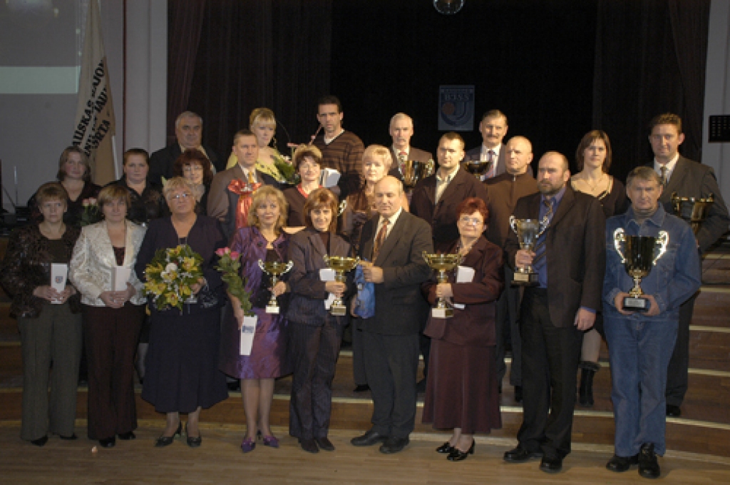 Skolu direktori un sporta pedagogi tradicionāli fotografējas pēc apbalvojumu saņemšanas.
Autors: Ivars Bogdanovs