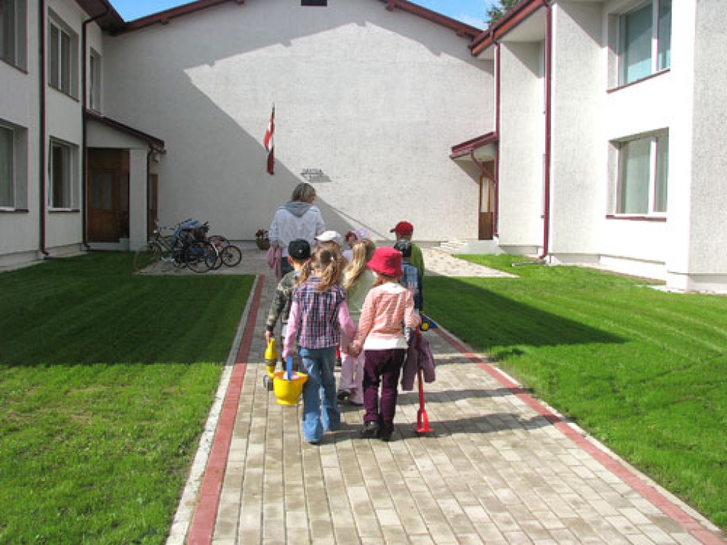 Šogad 1. septembrī bērni Iecavā atnāca uz Dartijas sākumskolu, kam veikta renovācija, bet mācību iestādes iesvētīšana būs 19. decembrī.
Autors: No «Bauskas Dzīves» arhīva.