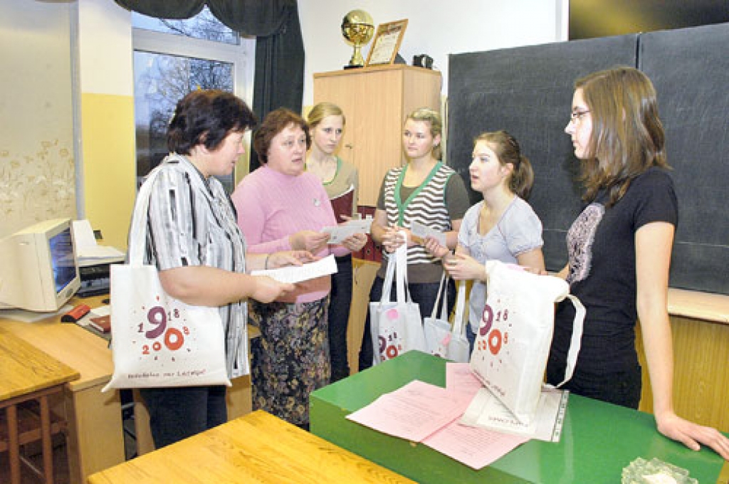 Skolotāja DACE GREIŽA (otrā no kreisās) konkursa «Tēvu tēvi laipu lika» piemiņas veltes pasniedz audzēknēm Elīnai Kļaveniecei, Viktorijai Gabrjunai, Zanei Cēsniecei un Laurai Liepiņai. Radošos darbus viņām palīdzēja rakstīt arī skolotāja Maruta Lasmane un Mirdza Celmiņa (nav attēlā).
Autors: Ivars Bogdanovs