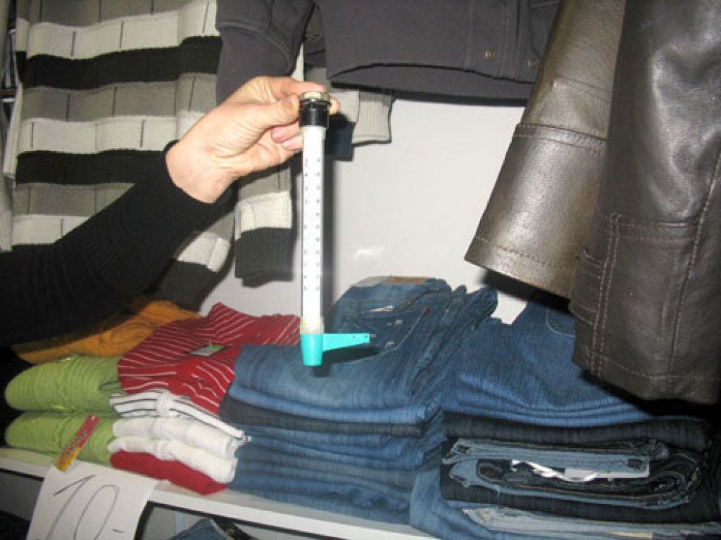 Bauzes tirgus 2. stāva apģērbu tirdzniecības nodaļā termometra stabiņš teju sasniedzis 13 grādu atzīmi. Pārdevējām, visu dienu vadot šādās telpās, rokas ir ledusaukstas, pircēji nevēlas kabīnē pielaikot apģērbu. 
Autors: Vilnis Auzāns