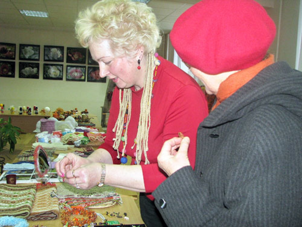 Oriģinālas ir Lidijas Reinbergas (no kreisās) veidotās rotas. 
Autors: Juris Iļņickis