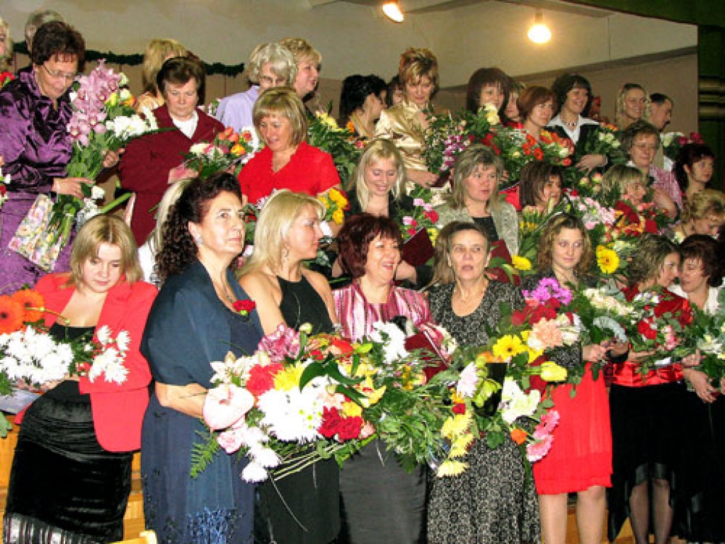 2)	Bakalaura grādu ieguvušās  pirmsskolas un sākumskolas pedagoģes.
Autors: Laimonis Šulcs