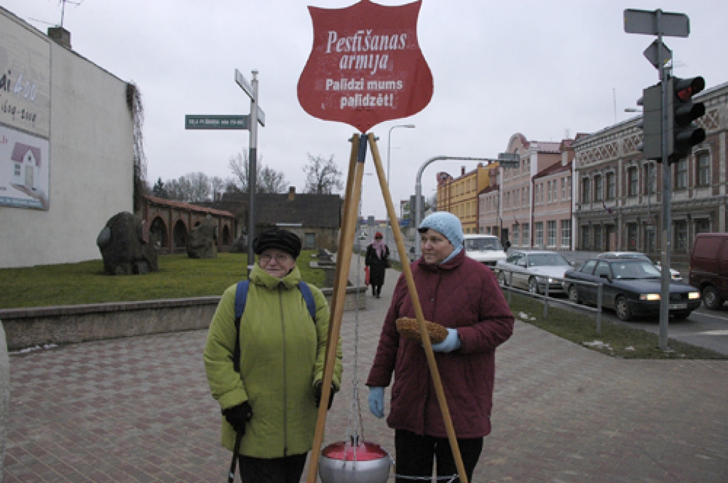 Pestīšanas Armijas brīvprātīgās Skaidra Medvina un Marija Bobele, vācot ziedojumus, cer uz garāmgājēju atsaucību un dāsnumu.
Autors: Ivars Bogdanovs