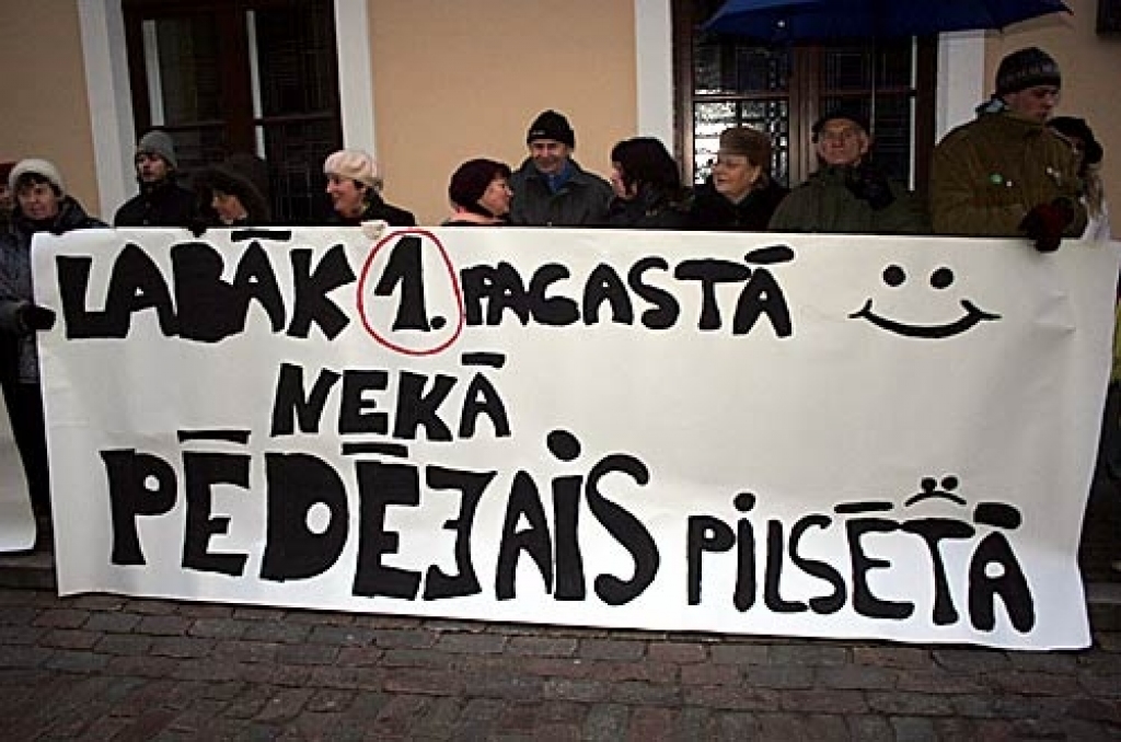 Ceturtdienas rītā vairāk nekā 1000 piketētāju pie Saeimas pauda savu noraidošo attieksmi pret gaidāmo reģionālo reformu.
Autors: Agris Samcovs, www.zz.lv