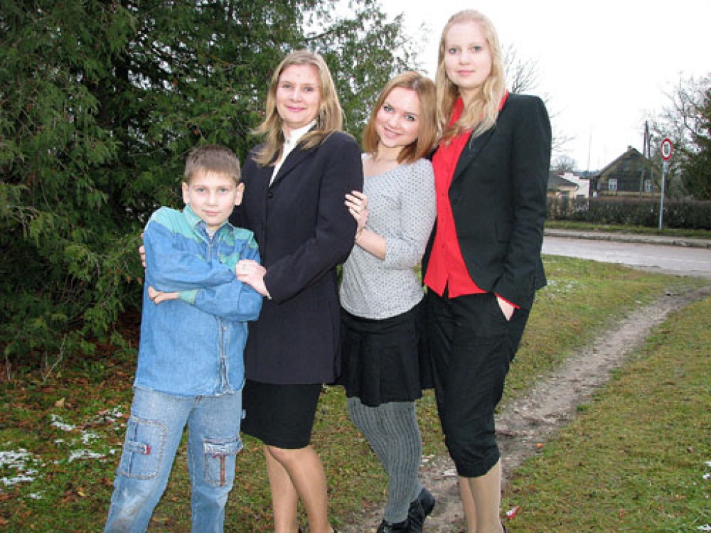 Uz egli pie Valsts pezidenta Valda Zatlera šodien, 12. decembrī, dodas skaistkalniešu Štrobinderu ģimene.
Autors: Ivars Bogdanovs