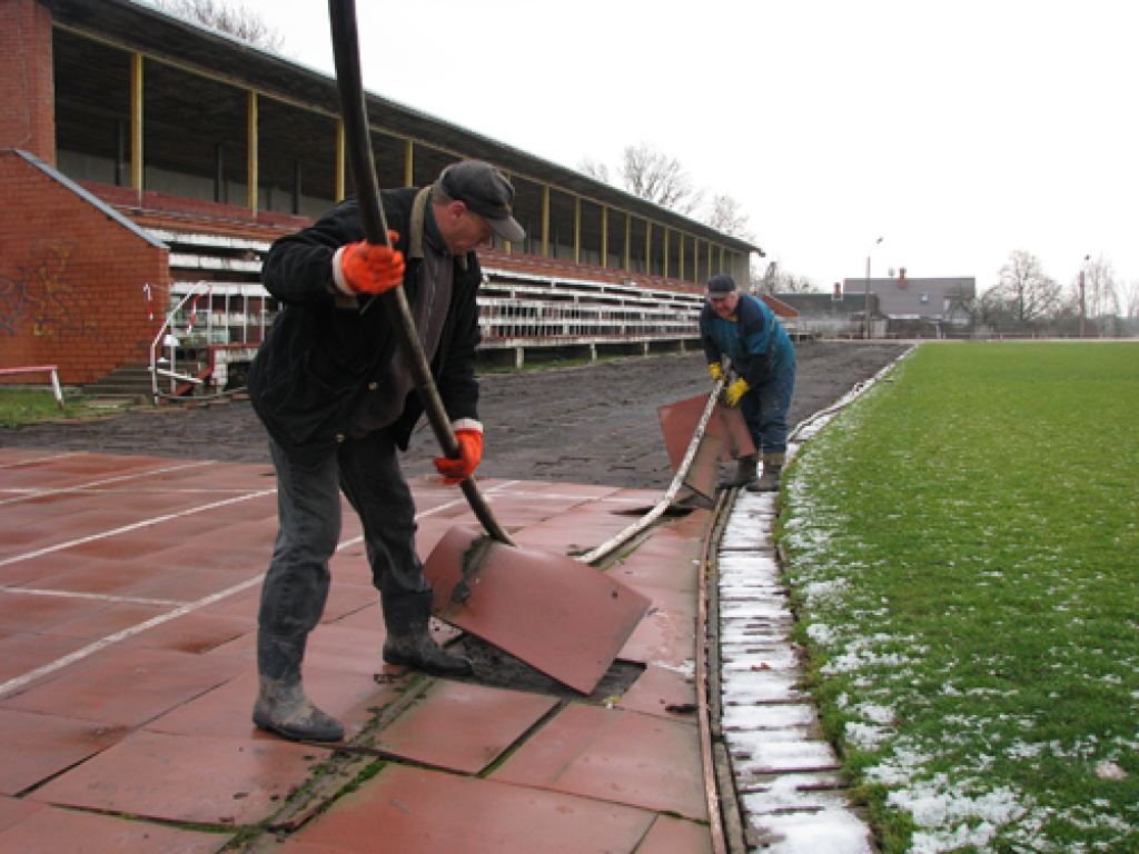 Mežotnieki Edmunds Mašinskis un Valērijs Vasiļjevs novāc seguma plāksnes no Bauskas rajona pašvaldības sporta bāzes skrejceļa. 
Autors: Juris Iļņickis