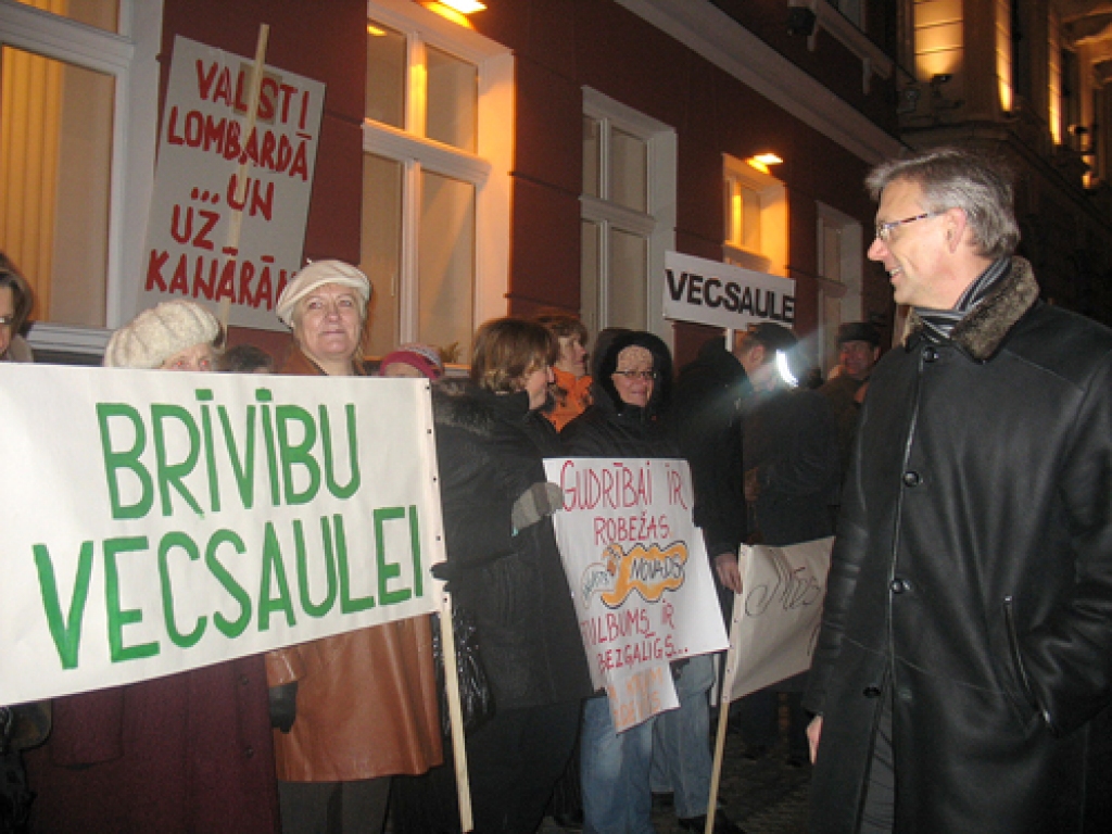 Līdzi atnestajos plakātos piketētāji prasa apturēt administratīvi teritoriālo reformu, iesaldēt to, ļaut arī turpmāk lemt pašiem un dzīvot savā pagastā.
Autors: Juris Iļņickis