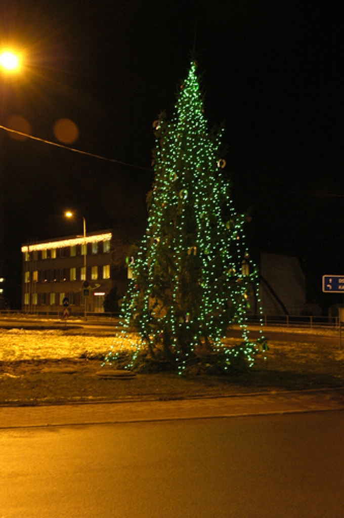 Pirmdienas vakarā iedegta vēl viena egle pilsētā. Šoreiz tā novietota Kalna ielas satiksmes apļa pašā viducī.
Autors: Ivars Bogdanovs