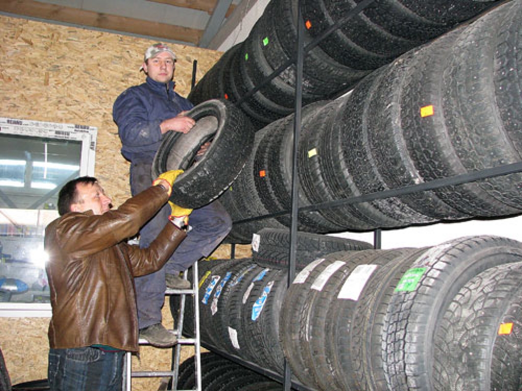 SIA «Kreiči» īpašnieks Andris Rupkus (no kreisās) un metinātājs Ivars Gulbis gatavojas jaunai darbdienai. Latvijā populāras esot Somijas firmu «Nokian», «Gisloved» un «Michelin» riepas, šoferi pērkot arī Ķīnā, Korejā un Taivanā ražotās. 
Autors: Juris Iļņickis