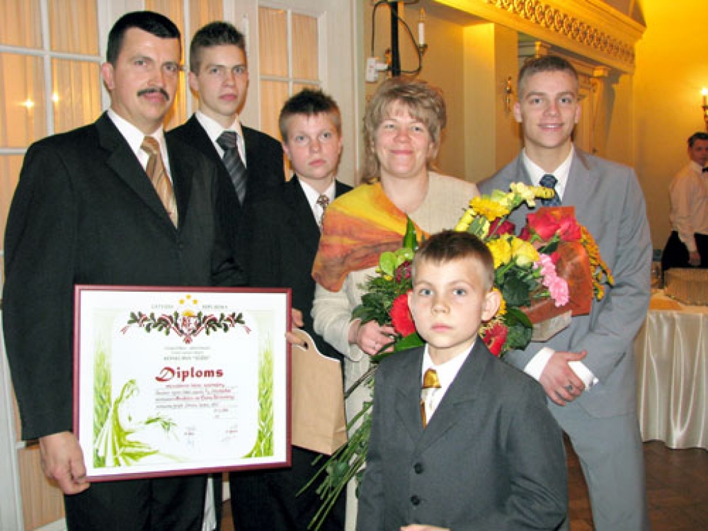 Vērtējot ģimeņu veikumu lauku sētā, veicināšanas balva piešķirta Jātnieku saimei no Codes pagasta.
Autors: Vilnis Auzāns