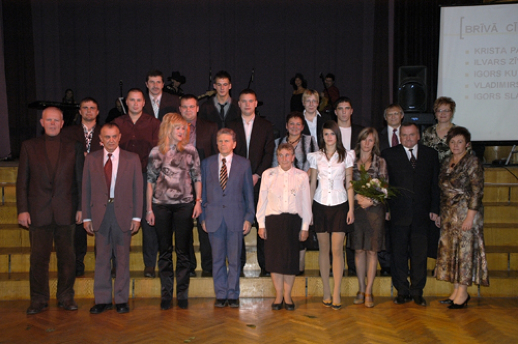 Bauskas rajona sporta laureātu kopīgs foto ar svētku organizatoriem - Bauskas rajona Padomes un SIA «Bauskas Dzīve» - pārstāvjiem.
Autors: Ivars Bogdanovs