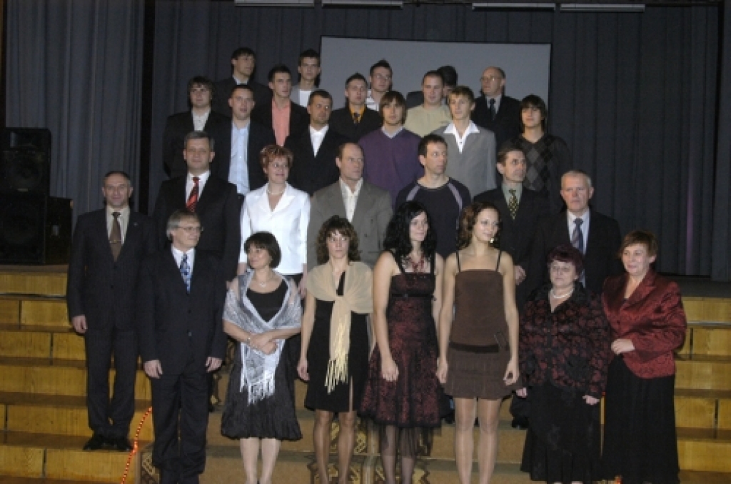 Pagājušā gada sporta laureātu kopīgs foto ar svētku organizatoriem - Bauskas rajona Padomes un SIA «Bauskas Dzīve» - pārstāvjiem.
Autors: No «Bauskas Dzīves» arhīva.