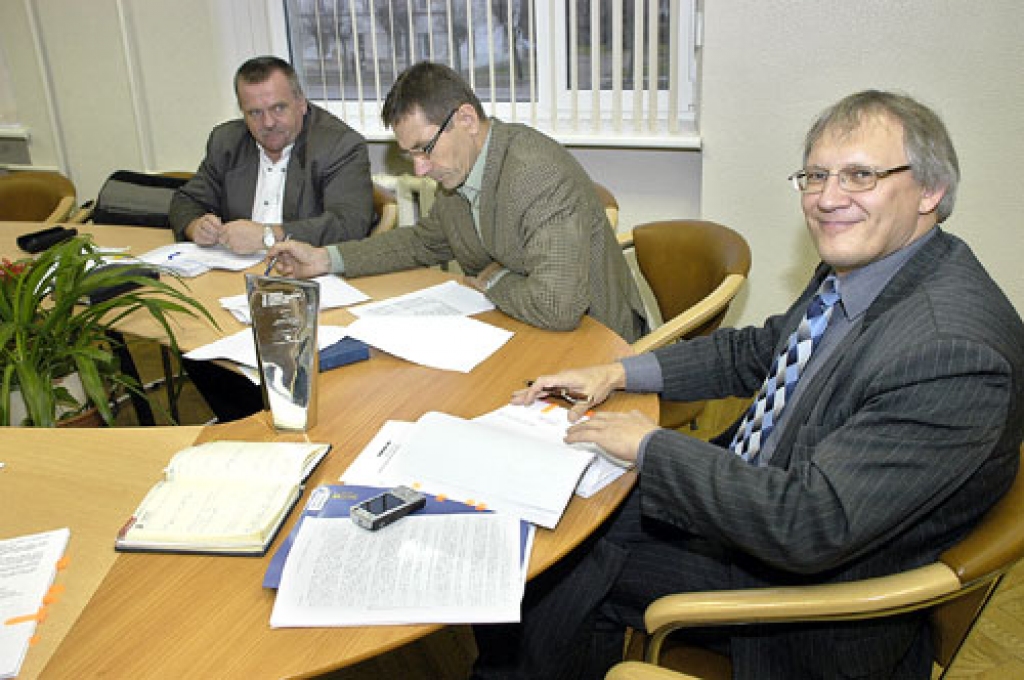 Parakstot līgumu, Bauskas rajona Padomes priekšsēdētājs Aivars Okmanis (no labās) ievada nozīmīgas pārmaiņas sporta dzīvē. Šo projektu atbalstīja arī viņa vietnieki Rihards Melgailis un Valdis Veips. 
Autors: Ivars Bogdanovs