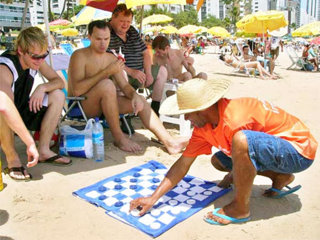 30.novembrī dalībniekiem bija brīvdiena un iespēja pabūt pludmalē, kur dambretes spēlei Mārtiņš (no kreisās)  veiksmīgi izmanto dvieli.
Autors: No albuma.