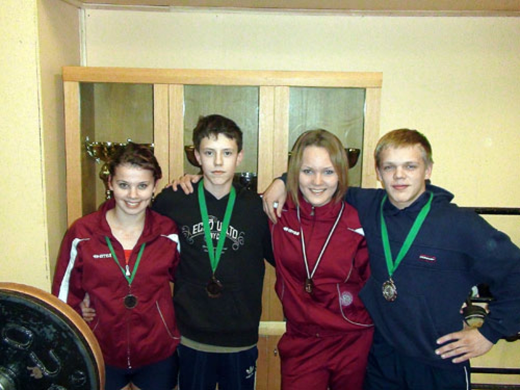 Bauskas rajona brīvās cīņas sportisti Lāsma Mauriņa (no kreisās), Andrejs Molokovičevs, Krista Pažemecka un Iļja Artemjevs Daugavpilī starptautiskās sacensībās izcīnīja bronzas medaļas.
Autors: No albuma.