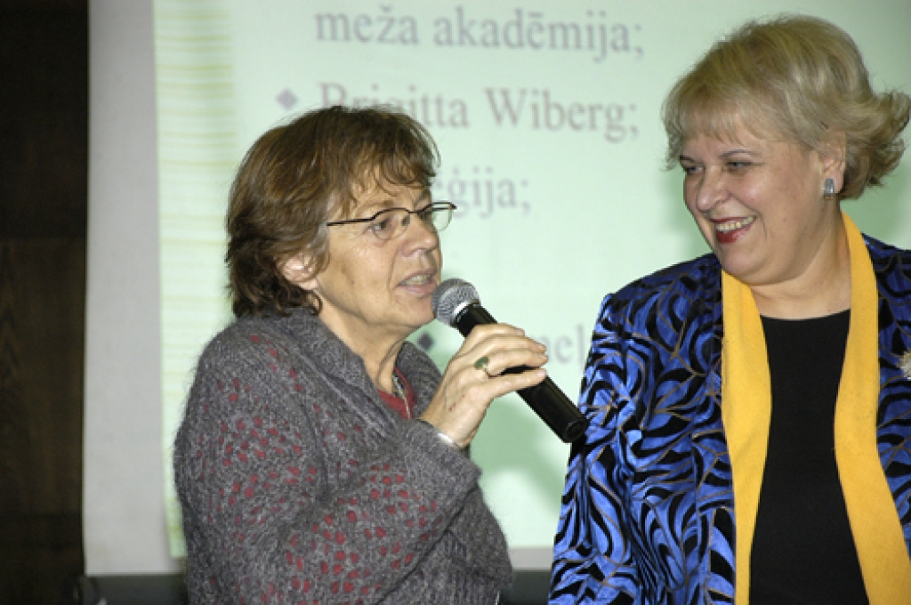 LLU profesore Baiba Rivža (no labās) ir pateicīga, ka liktenis lēmis sastapt Zviedrijas sieviešu organizācijas «Kvinakraft» aktīvisti Birgitu Vibergu, ar kuras palīdzību Latvijā iedzīvināta lauku sieviešu mikrokredītu kustība. 
Autors: Ivars Bogdanovs