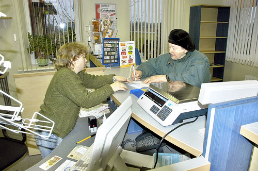 Pilsrundāles pasta nodaļas vadītāja Sanita Karaša noformē Veltas Gudes pasūtījumu. Laikrakstu «Bauskas Dzīve», arī žurnālu «Ieva» viņa abonē visam gadam. 
Autors: Ivars Bogdanovs