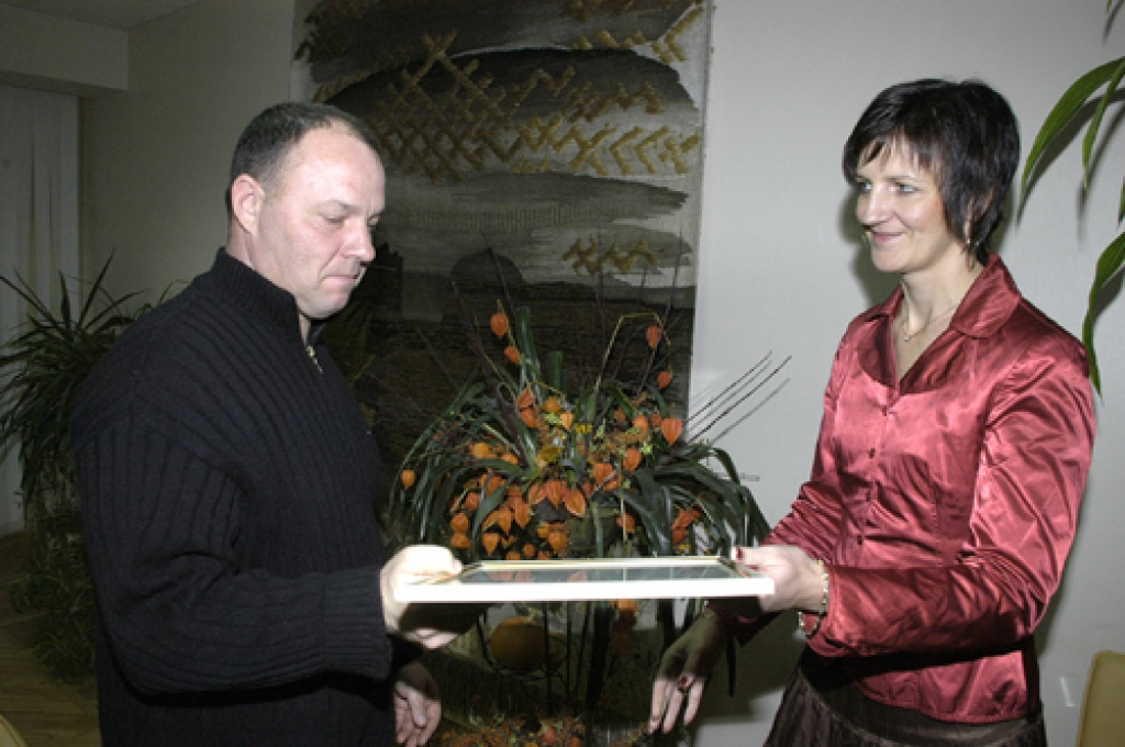 Valsts zemes dienesta (VZD) ģenerāldirektore Agnese Kveska pirmdien, 1. decembrī, sveica labākos Bauskas biroja darbiniekus. Pateicības rakstu saņem Ivars Rozentāls.
Autors: Ivars Bogdanovs