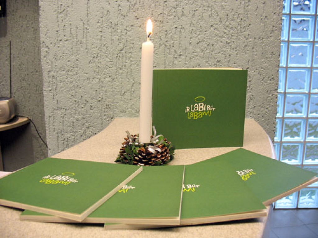 Sadarbojoties vairākiem sabiedrībā zināmiem rakstniekiem un dzejniekiem, radīti īsi un pamācoši stāstiņi jeb pasakas pieaugušajiem par labo un slikto uz ceļa. Grāmata «Ir labi būt labam» no 1. janvāra tiks dāvāta CSDD klientiem, tā būs pieejama arī «Statoil» degvielas uzpildes stacijās. 
Autors: Vilnis Auzāns