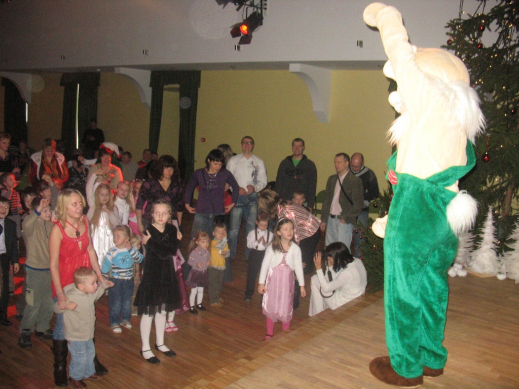 Vairāk nekā simt visaktīvāko skatītāju – pirmsskolas vecuma bērnu – 25. decembrī bija pulcējušies uz tradicionālo Ziemassvētku eglīti Iecavas Kultūras namā. 