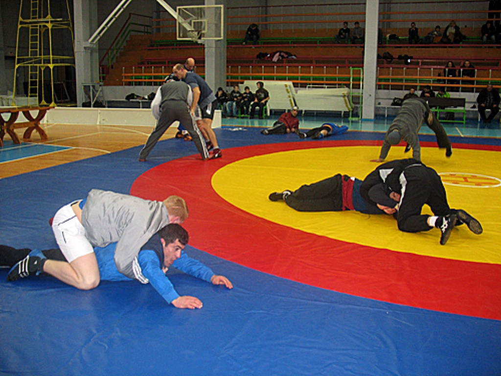 Cīņas sporta vēsturē Bauska ierakstījusi vēl vienu līdz šim nebijušu lappusi - 20. decembrī sporta namā «Mēmele» notika pirmās atklātās sacensības Latvijas nacionālajā cīņas sportā «EJ DAR».
Autors: Vilnis Auzāns