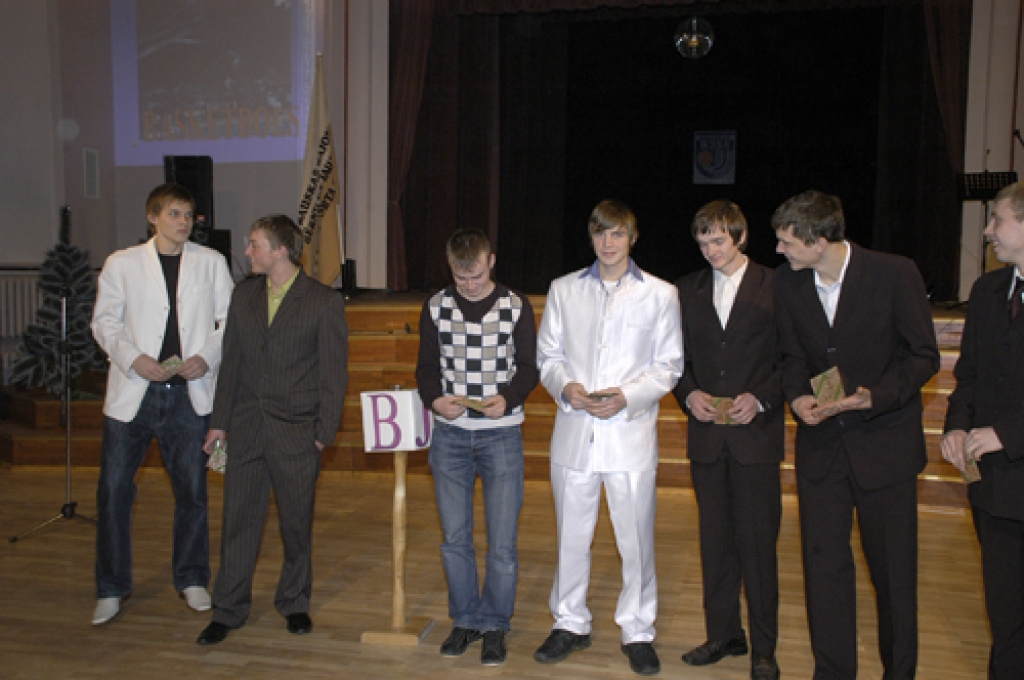 Bauskas rajona jaunatnes sporta laureāta gadskārtējā sarīkojumā  17. decembrī  pilsētas Tautas namā vienlaikus ar veiksmīgākajiem sportistiem sumināja viņu trenerus, sporta skolotājus, mācību iestādes un sporta atbalstītājus.Tā jau ir...