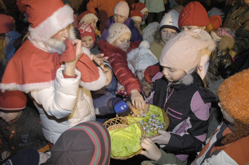 Iecavā pie novada kultūras nama piektdien, 12. decembrī, iededza centrālo Ziemassvētku egli. Eglē iedegtās gaismiņas kopā ar zvaigznēm līdzēs sagaidīt saules ceļa virzīšanos uz pavasari.
    