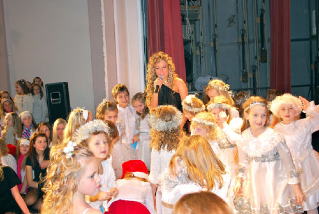 Talantīgā pedagoģe Kitija Vīgupa savu audzēkņu vidū.