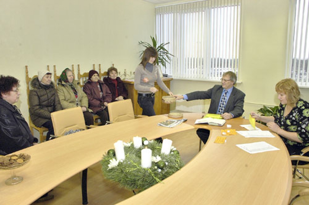 Saulaines profesionālās vidusskolas audzēknei Vinetai Urbānei, kura Rundāles pašvaldībā ir praksē, pagasta padomes priekšsēdētājs Aivars Okmanis piedāvā izvilkt vienu laimīgo lozi.