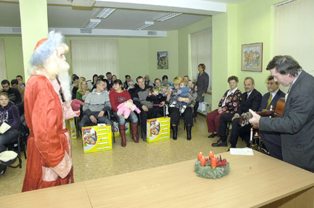 Centra «Ābele» zāli piepildīja paši jaunākie Bauskas iedzīvotāji ar vecākiem. Viņus sveica arī Ziemassvētku vecītis, muzicēja uzņēmējs Jānis Meļķis.