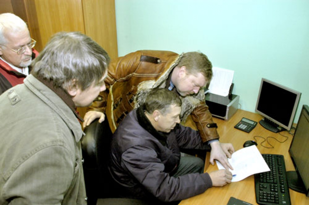 SIA «Lielzeltiņi» speciālists Kazimirs Stasjuns (sēž) ar bioloģisko attīrīšanas iekārtu datorizēto vadības sistēmu iepazīstina Jelgavas reģionālās vides pārvaldes direktoru Hardiju Verbeli (blakus). No kreisās – Valērijs Gabrāns un Arkādijs Ovčiņņikovs.