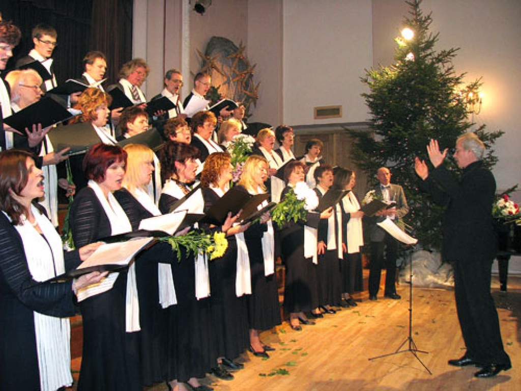 Jauktais koris «Mēmele», klausot diriģenta Eināra Redberga žestam, dzimšanas dienas koncertā muzicēja ar iedvesmu. Pirms tā bija cītīgi strādāts mēģinājumos.