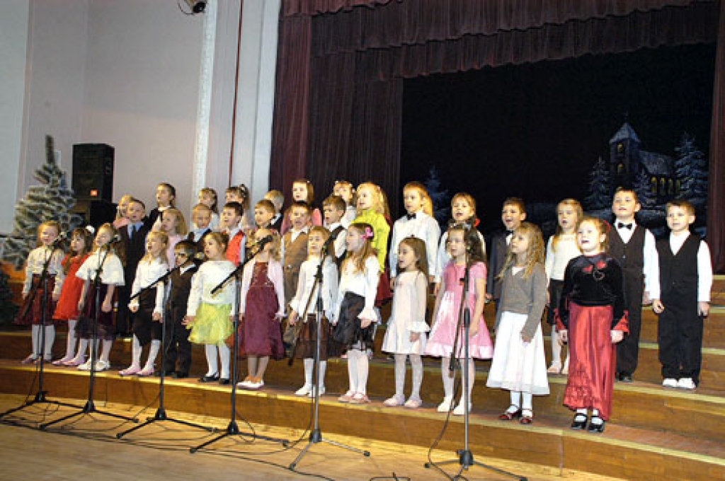 Studijas «Saulīte» dziedātāji pilsētas Tautas namā priecē mammas, tētus un draugus ar jauno Ziemassvētku programmu. 