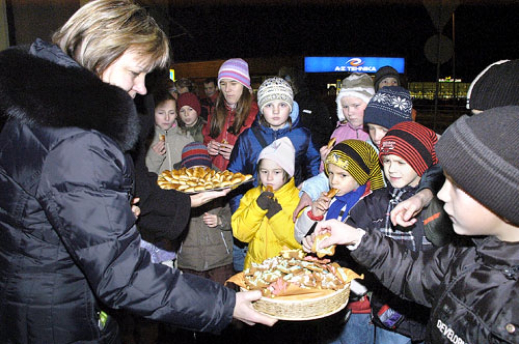 Īslīces SOS bērnu ciemata iemītniekiem pie otrās Bauskā izpušķotās egles SEB banka cienastā bija sarūpējusi piparkūkas, pīrādziņus un upeņu tēju.