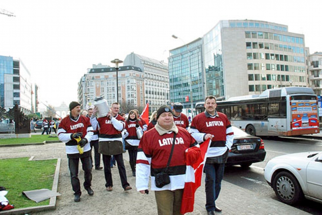 Briselē visi piketa dalībnieki bija tērpušies Latvijas hokeja fanu kreklos. Priekšplānā Īslīces pagasta zemnieks Raitis Garais, stelpietis Gundars Štelfs (no labās). Attēlā nav redzams viesturietis Rolands Bartuševics, kurš labi prot runāt angļu valodā.