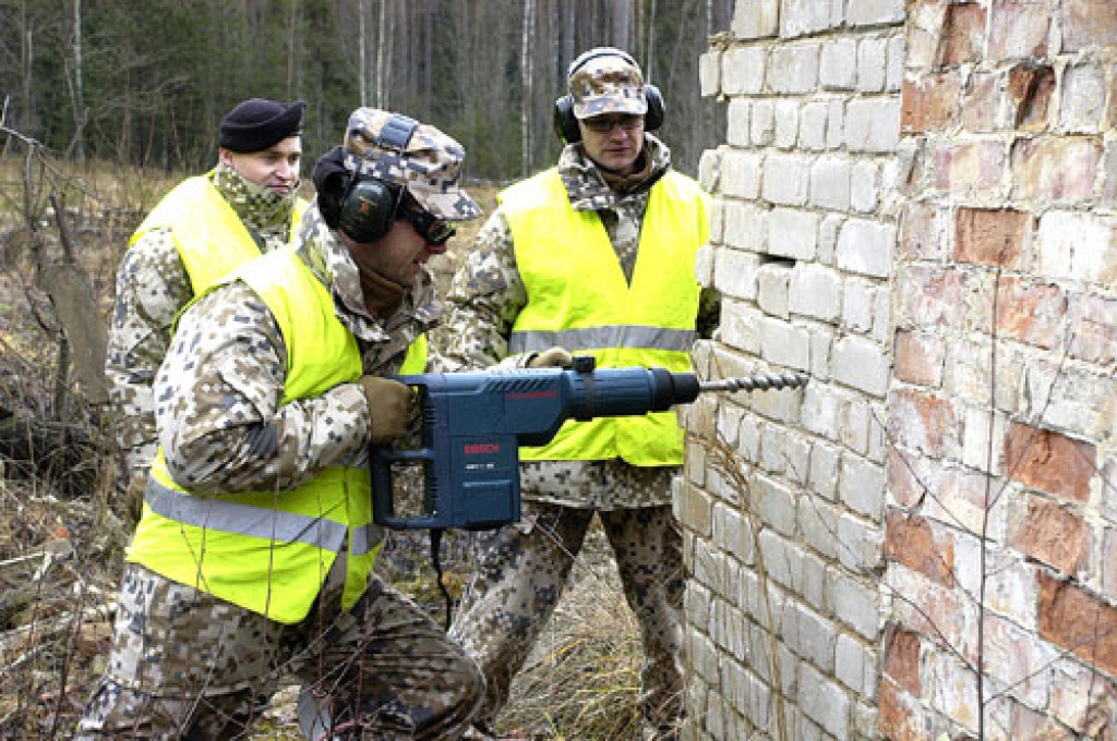 Izurbtajos caurumos ievietos plastisko sprāgstvielu.