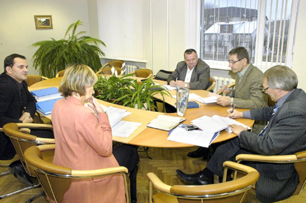 Parakstot līgumu, Bauskas rajona Padomes priekšsēdētājs Aivars Okmanis ievada nozīmīgas pārmaiņas sporta dzīvē. Šo projektu atbalstīja arī viņa vietnieki Rihards Melgailis (no labās) un Valdis Veips.