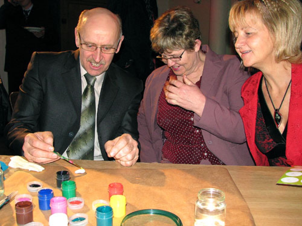 Sava pagasta godalgoto zemnieku saimniecības «Mačēni» saimnieci Daci Stankēviču (centrā) sveica Skaistkalnes pašvaldības vadītājs Jānis Kalniņš. Pēc svinīgās daļas, strādājot radošajās darbnīcās, viņš laureātei pagatavoja īpašu dāvanu – apgleznotu akmeni. Priekšsēdētājam asistē viņa kundze Valda.