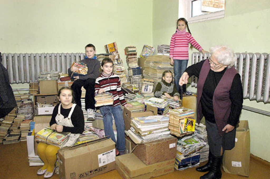 Čaklie makulatūras vācēji no 3. klases – Dita, Jānis, Samanta, Patrīcija un Lāsma. Ar rokas svariņiem vien skolotāja Daina Upelniece pamazām nosvērusi divas tonnas papīra, ko nodos pārstrādei.