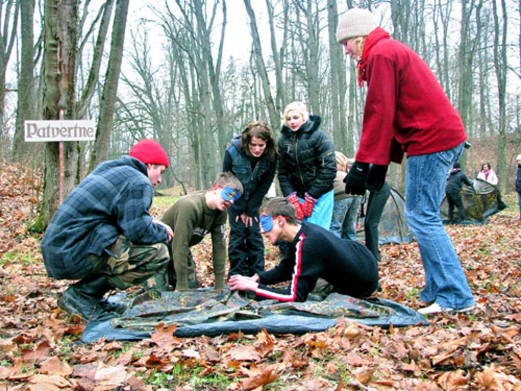 Misas vidusskolas 9. klases audzēkņi Toms Buka (no kreisās), Aigars Špelis un Igors Kazakovs, Lelde Šarķe (no labās), Agija Spangere un Agija Roķe cenšas salikt telti.