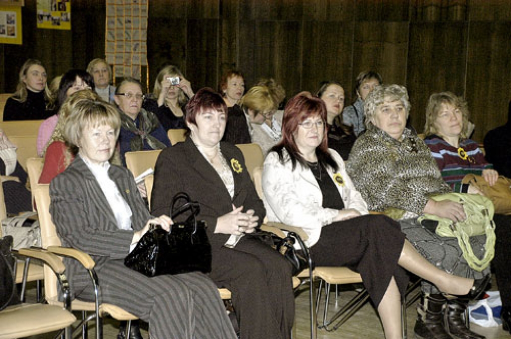 Hipotēku bankas Bauskas filiāles vadītāja Māra Bite (no kreisās) tagad pārzina mikrokreditēšanas programmu, kas paredz aizdevumus Latvijas 50 sievietēm. Kopā ar viņu baušķenieces Raimonda Ribikauska, Olga Kaņepa, Gunta Čepuka un Daira Jātniece.