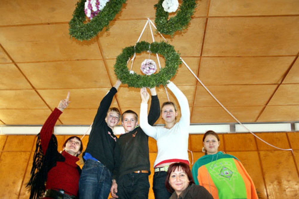 Audzinātājas Gundega Velpa un Dace Lisovska kopā ar 8. a klases skolēniem Arti Antoniju, Elīnu Veršinsku, Solvitu Raukaiti un Kasparu Ivanovu priecājas par pašu veidoto dekoru.