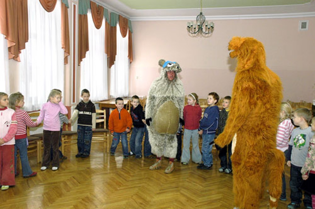 Bauskas pamatskolas pirmo klašu skolēniem Lapsēns un Lāčuks atgādina, ka skolas telpās jābūt prātīgākiem, lai nesavainotos paši un netraumētu citus.
