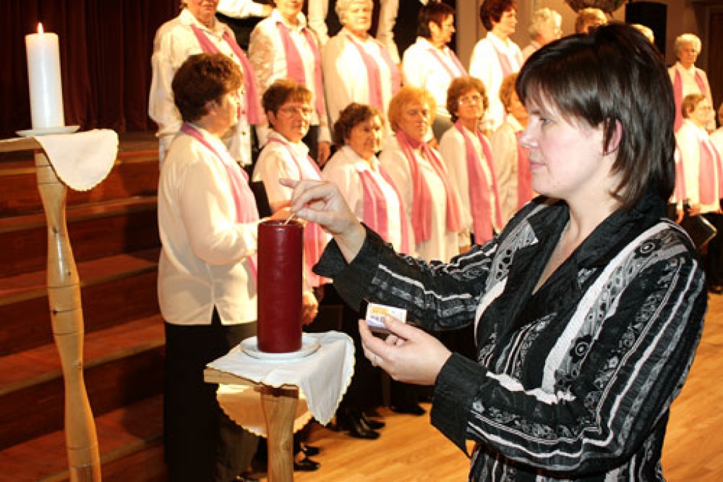 Daina Ārmane, kora «Sarma» diriģente, ar gaišām domām aizdedz īpašo sveci.