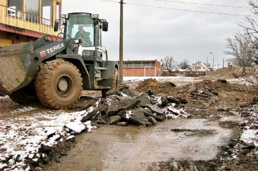 Aizsardzības ministrija finanšu trūkuma dēļ nepiešķirs Bauskas rajona Padomei otro finansējuma daļu 345 000 latu apmērā sporta bāzes Pilskalnā ielā 26 Bauskā rekonstrukcijai. 
Autors: No «Bauskas Dzīves» arhīva.