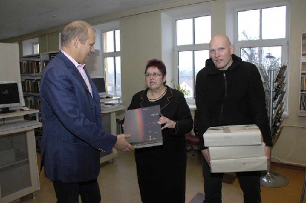 Bauskas Centrālās bibliotēkas vadītāja Baiba Tormane priecīga par Viestura Koziola un Ilmāra Znotiņa dāvāto fotoalbumu «Viena diena Latvijā».
Autors: Ivars Bogdanovs