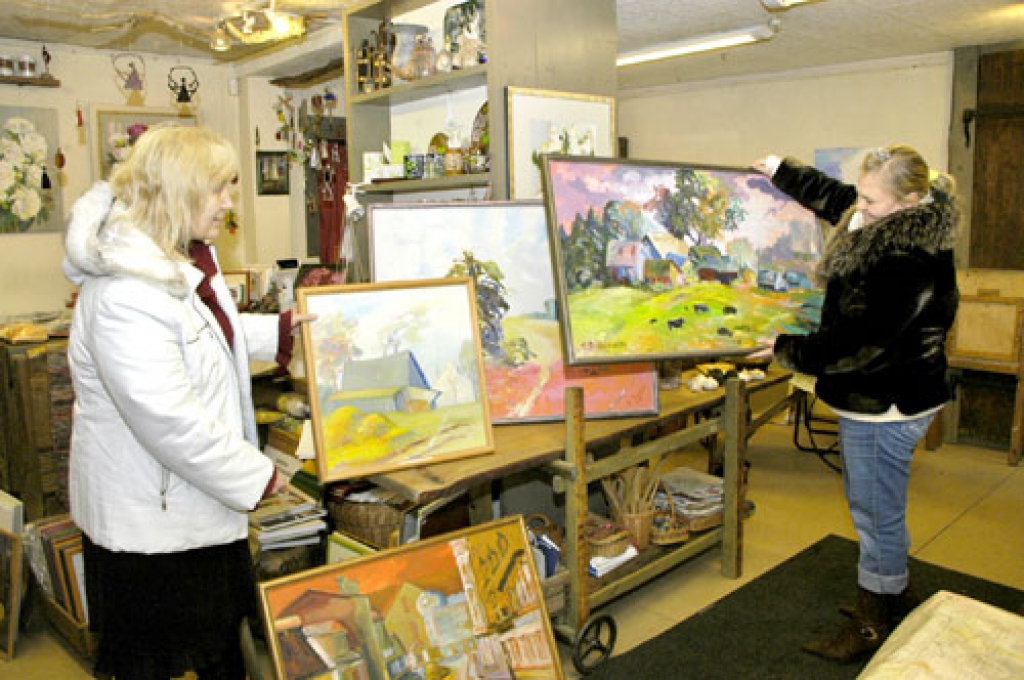 Amatiergleznotāja Līga Valnere un Bauskas slimnīcas medicīnas māsas palīdze Anna Gasparena vērtē Romāna Rudzīša gleznas. 
Autors: Ivars Bogdanovs