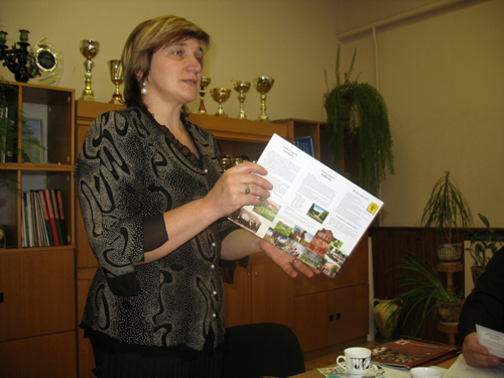 Ar tikko izdoto Bērsteles pamatskolas muzeja bukletu iepazīstina mācību iestādes vadītāja Gunta Šurna. 
Autors: Vilnis Auzāns