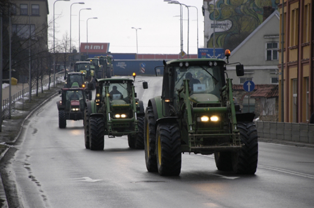 Vairāk nekā kilometru gara traktoru un automašīnu rinda, paužot neapmierinātību ar pašreizējo situāciju lauksaimniecībā, 27. janvāra priekšpusdienā no Ceraukstes pa autoceļu A-7 cauri Bauskai virzījās līdz Codei.
Autors: Ivars Bogdanovs